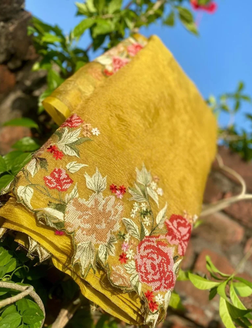 Banarasi Gold Embroidery Crushed Tissue